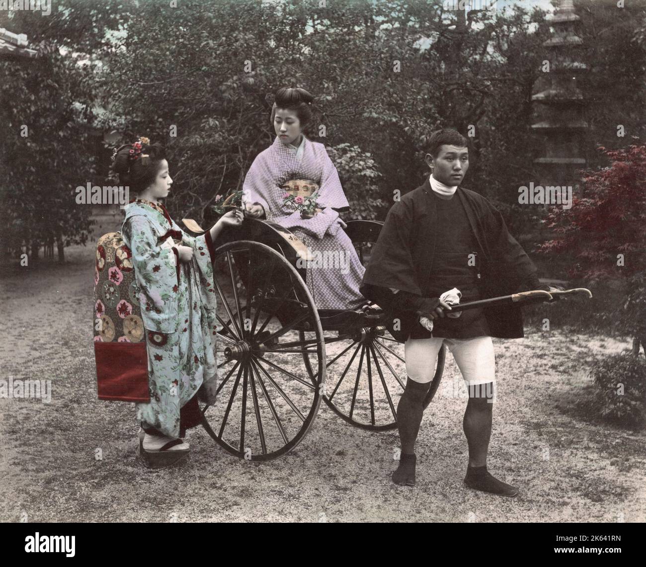 Giovane donna che viene tirata in un risciò, jinrikisha, Giappone. Vintage 19th ° secolo fotografia. Foto Stock