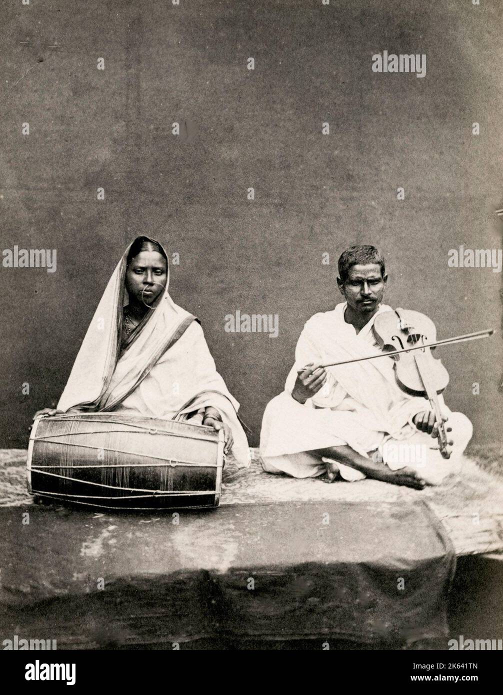 Musicisti indiani, batteria e strumento a corde. Vintage 19th ° secolo fotografia. Foto Stock