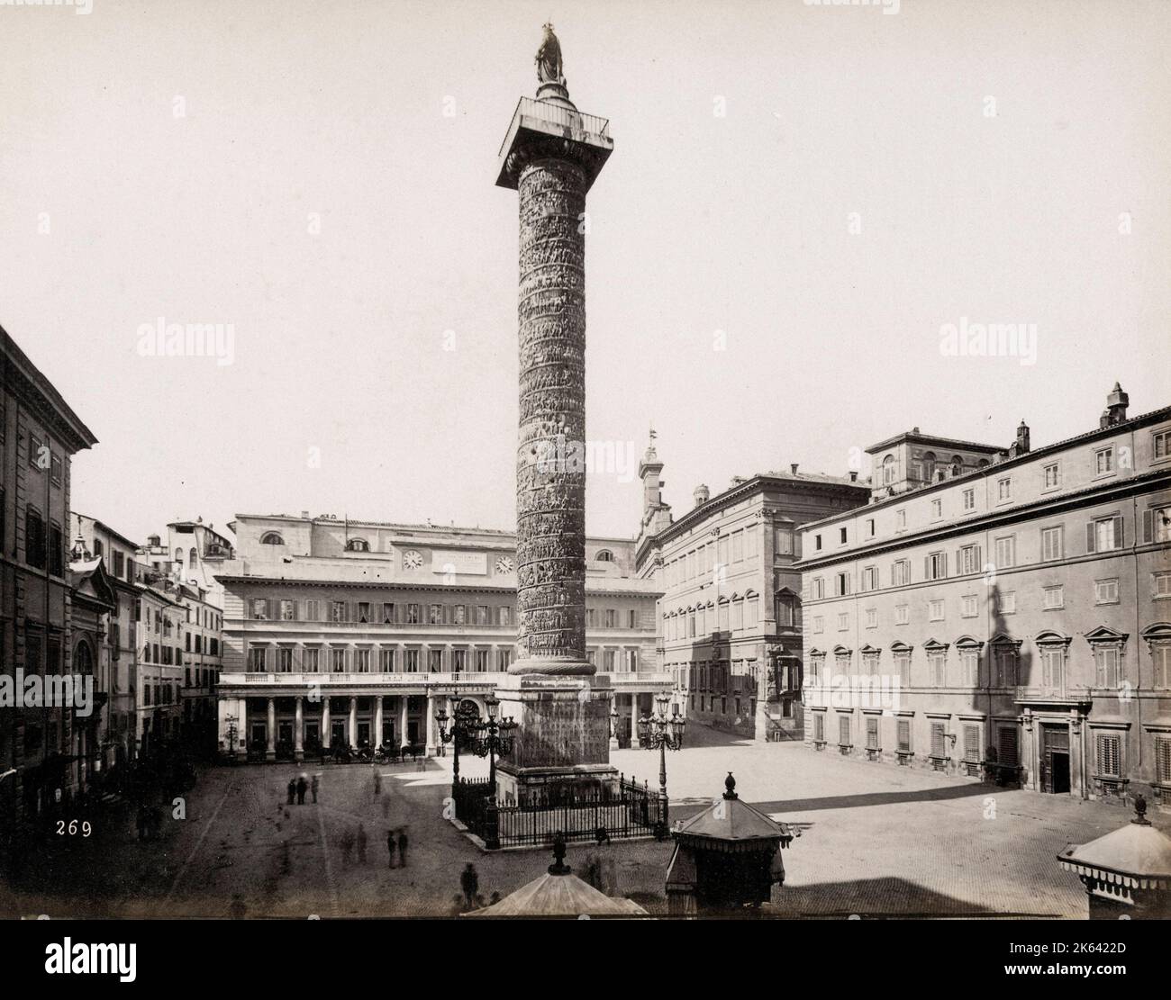 Fotografia d'epoca di fine Ottocento - la colonna di Marcus Aurelio è una colonna romana di vittoria in Piazza colonna, Roma, Italia Foto Stock