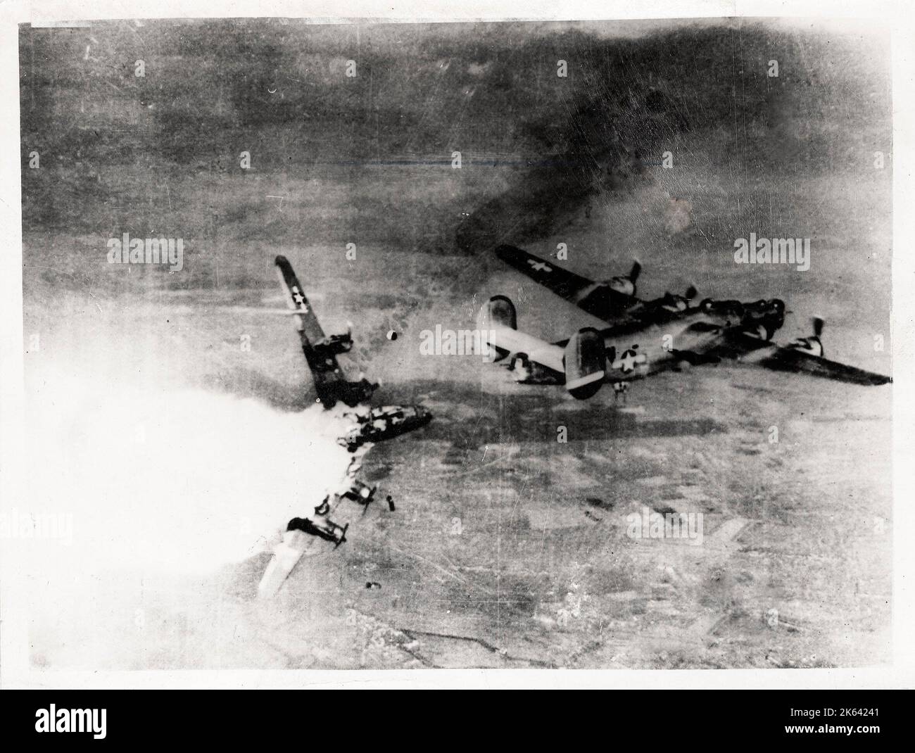 Fotografia d'epoca della seconda guerra mondiale - Bombardiere liberatore B-24H della 783ma squadra Bombardiera, 465a gruppo Bombardiera, 15° forza aerea statunitense che esplode a mezz'aria dopo essere stato colpito da un incendio anti-aereo sulla Germania, 1944 Foto Stock