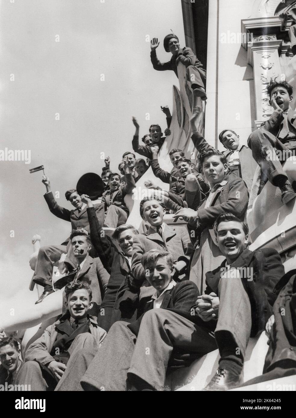 Fotografia d'epoca della seconda guerra mondiale - folle a Londra il giorno della VE, fine della guerra in Europa Foto Stock