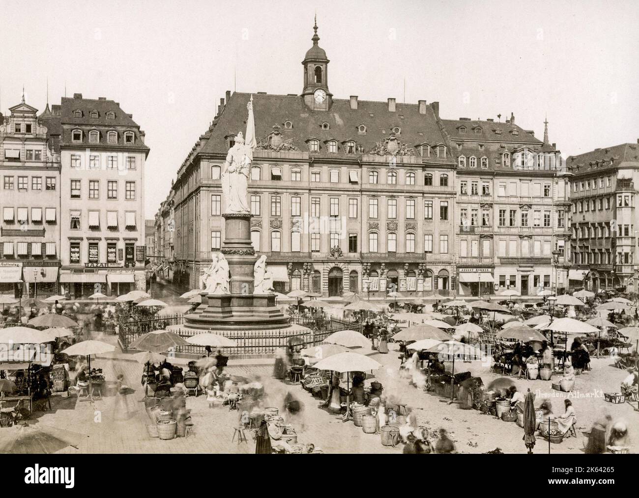 Altmarkt Dresden, Germania con mercato in corso. Vintage 19th ° secolo fotografia Foto Stock