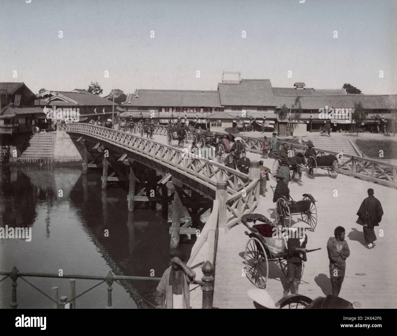 Traffico e pedoni sul ponte Daikoku, Osaka, Giappone, fine 19th ° secolo. Foto Stock