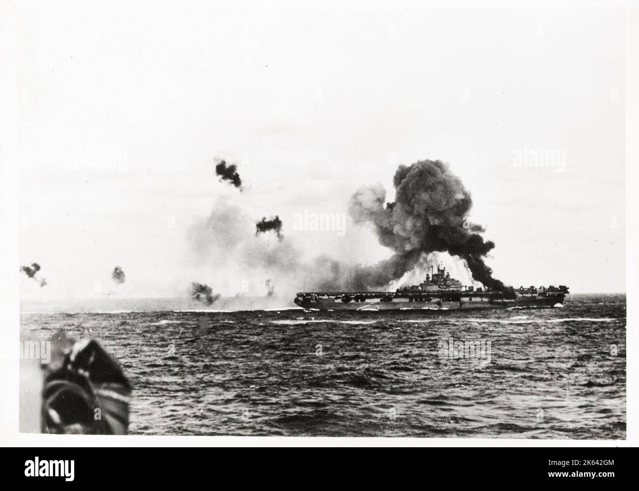 Fotografia d'epoca della seconda guerra mondiale - fuoco su USS Intrepid Aircaeroniere dopo la vicina Miss da un attacco suicida di aerei giapponesi Foto Stock