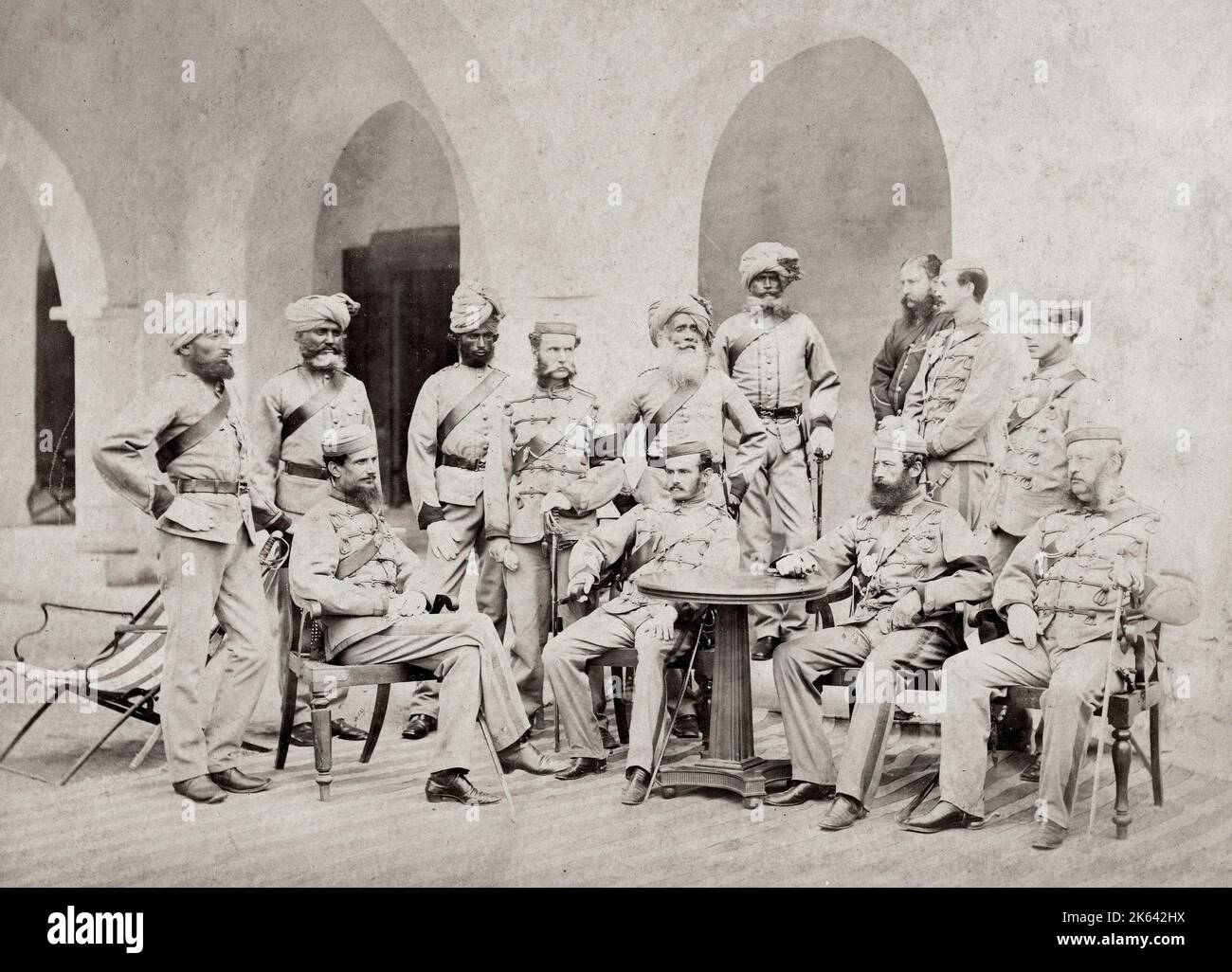 Fotografia d'epoca del XIX secolo - esercito britannico in India, 1860 - ufficiali della prima fanteria del Punjab 1866 Foto Stock