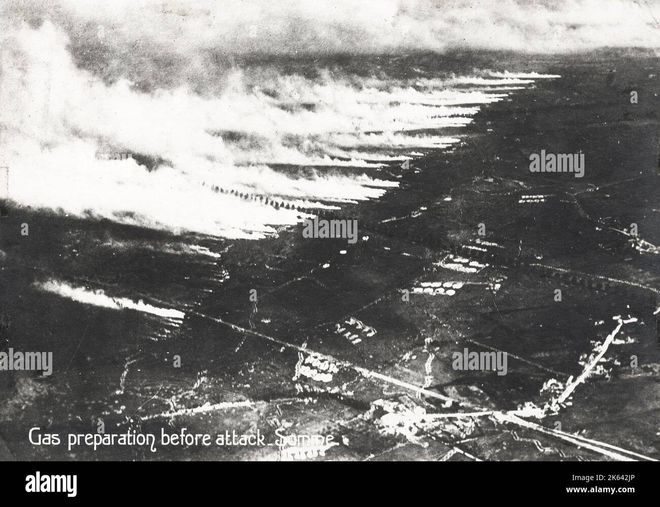 Fotografia vintage della seconda guerra mondiale - gas che viene deposto prima di un attacco alla Somme Foto Stock