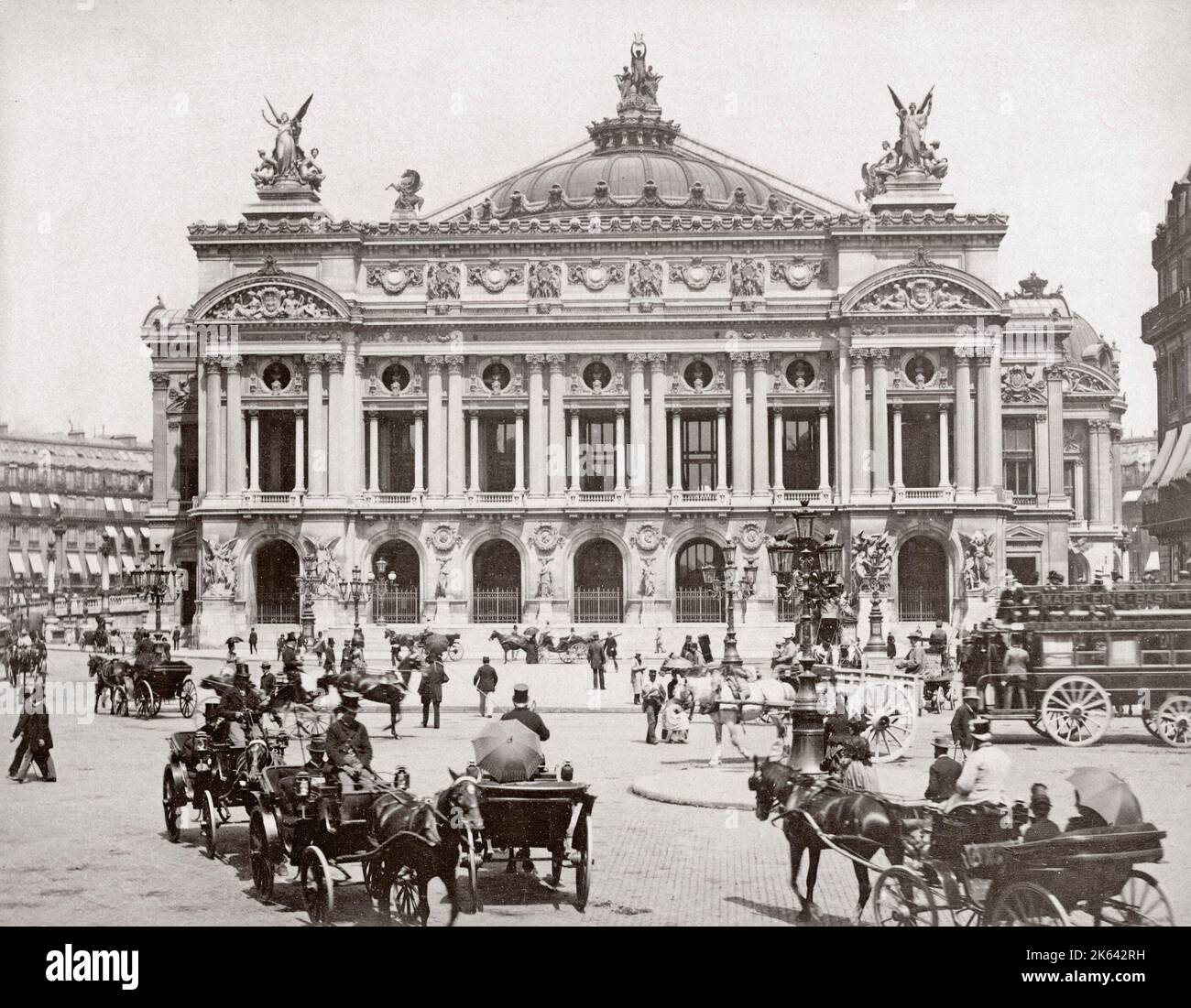 C.1890s Francia Parigi - Opere Garnier e il traffico a cavallo Foto Stock