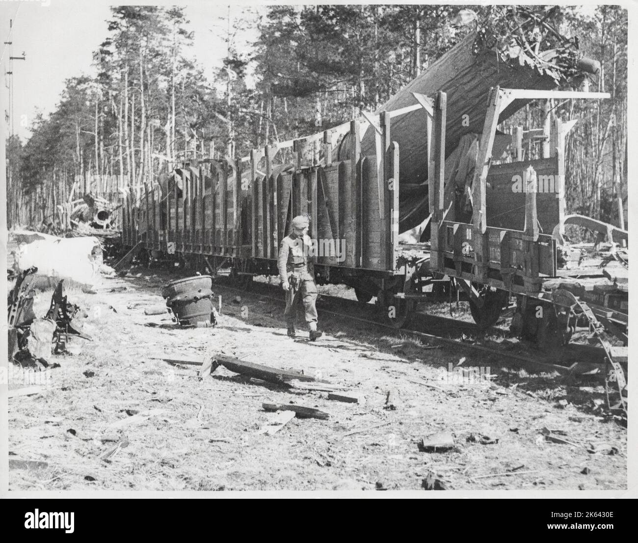 Fotografia vintage della seconda guerra mondiale - resti di un sito di lancio di un razzo tedesco del V2 - lanciarazzi montato su un treno. Foresta di Hahnenberg, Germania. Foto Stock