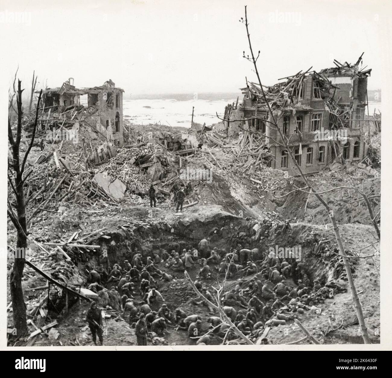 Fotografia d'epoca della seconda guerra mondiale - truppe britanniche catturano Wesel - prigionieri tedeschi in un buco di conchiglia. Foto Stock