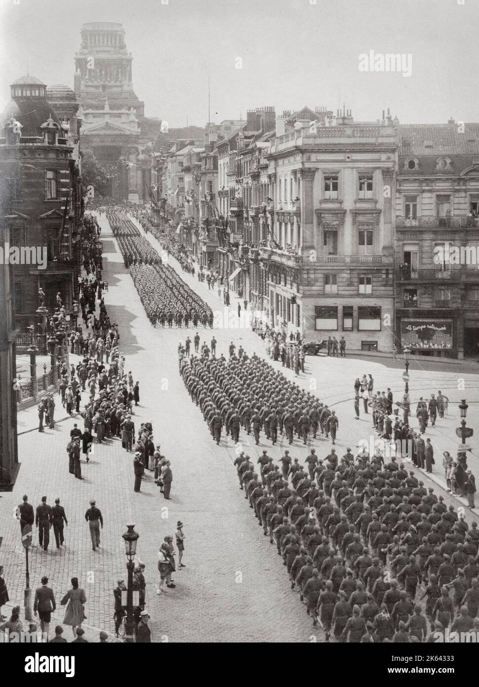 Fotografia d'epoca della seconda guerra mondiale - i trops alleati marciano lungo la rue de Regence a Bruxelles per segnare un anno dalla liberazione. Foto Stock