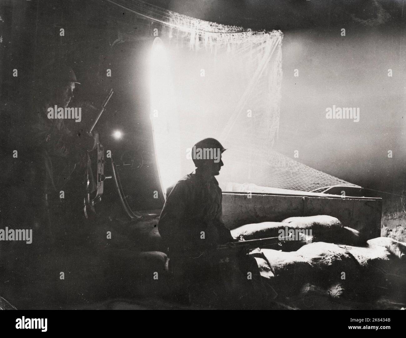 Fotografia vintage della seconda guerra mondiale - i proiettori sono utilizzati per illuminare le posizioni tedesche Foto Stock
