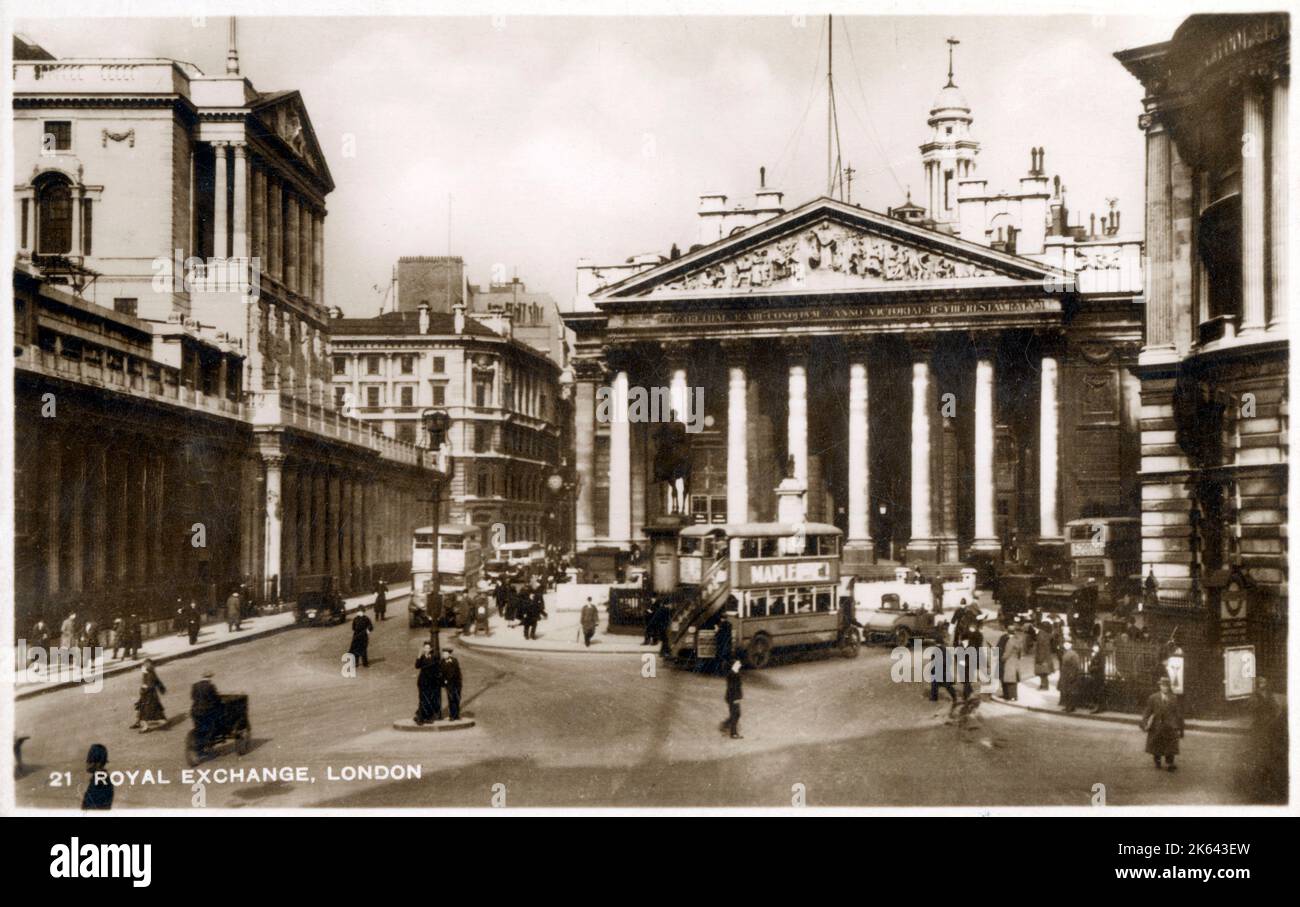The Royal Exchange, Cornhill, City of London. Fondata nel 16th ° secolo dal mercante Sir Thomas Gresham su suggerimento del suo fattore Richard Clough di agire come un centro di commercio per la City di Londra. Foto Stock