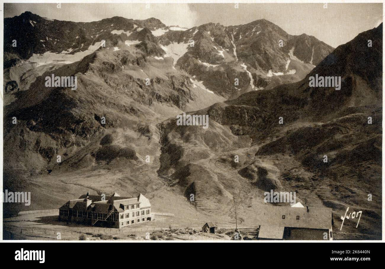 Foto suggestiva delle Alpi francesi - Massif du Combeynot e Chalet di compagnie des chemins de fer de Paris a Lyon et a la Mediterranee (PLM). Foto Stock