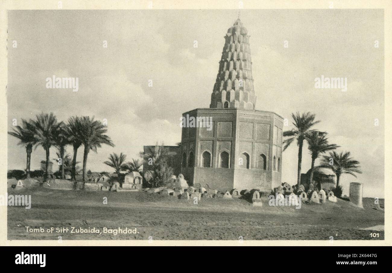 Tomba di SITT Zumurrud Khatun. Questo è il mausoleo più famoso di Baghdad. E 'situato nel settore occidentale di Baghdad non lontano dalla stazione ferroviaria principale.erroneamente attribuito a SITT Zubeida (vedi cartolina didascalia!), moglie di Caliph Harun al-Rashid, Che fu effettivamente sepolto nei cimiteri del Qureo a al-Kadhimeyya, è infatti la tomba di Zumurrud Khatoun, moglie del Califfo al-Mustadhi Bi-Amrillah, che la fece costruire come mausoleo per sé prima del 1202 d.C., durante il regno del figlio, il Califfo al-Naser li Dinillah. Il mausoleo ha forma ottagonale e sormonta Foto Stock