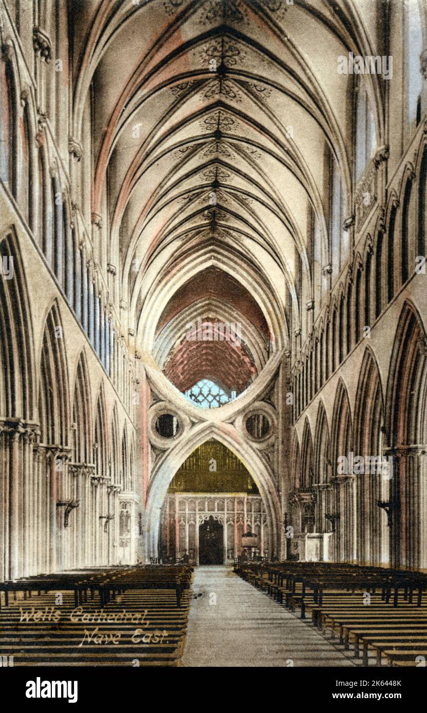 Wells Cathedral, Wells, Somerset, Inghilterra - nave - nel 1338 il muratore William Joy impiegò una soluzione non ortodossa inserendo archi bassi sormontati da archi invertiti di dimensioni simili, formando strutture simili a forbici. Questi archi sostengono i pilastri della traversata su tre lati, mentre il lato più orientale è sorretto da un coro. Foto Stock
