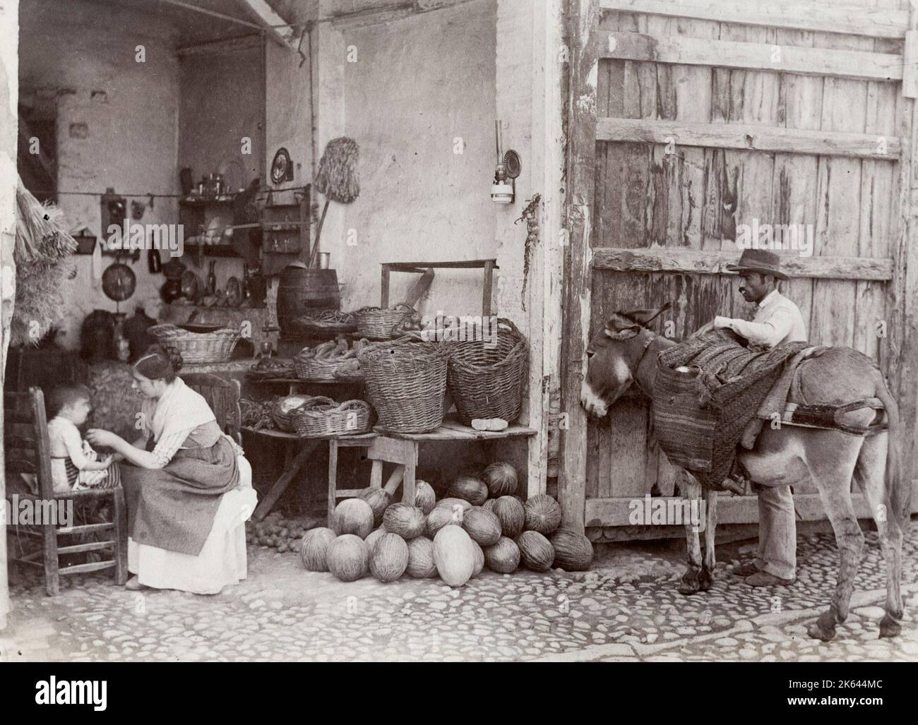 Fotografia del 19 ° secolo d'epoca - scena rurale in Spagna, bancarella di frutta, uomo e asino con panieri caricati Foto Stock