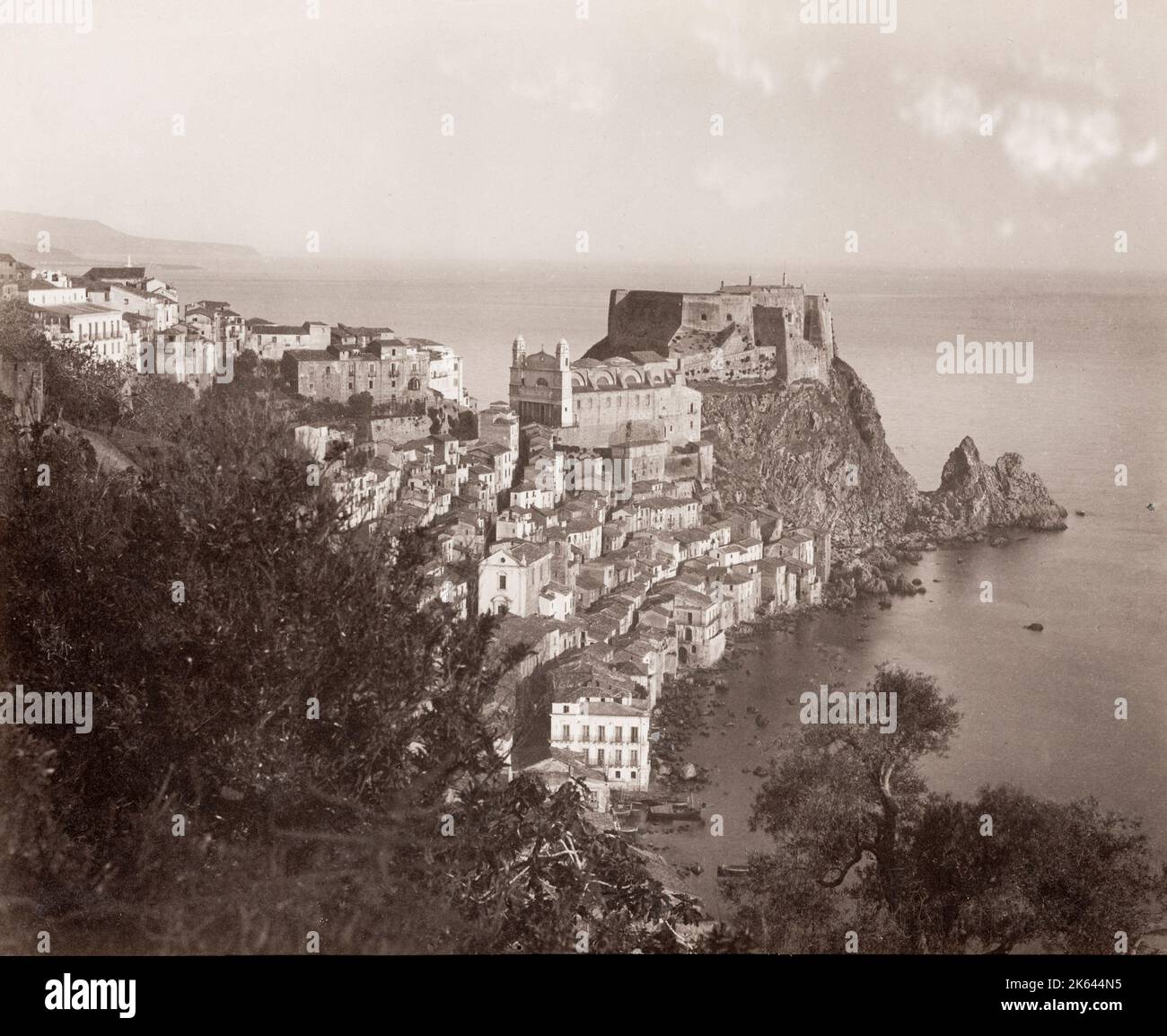 Fotografia d'epoca del 19th° secolo: Scilla è una città e comune della Calabria, parte amministrativa della città metropolitana di Reggio Calabria. Foto Stock