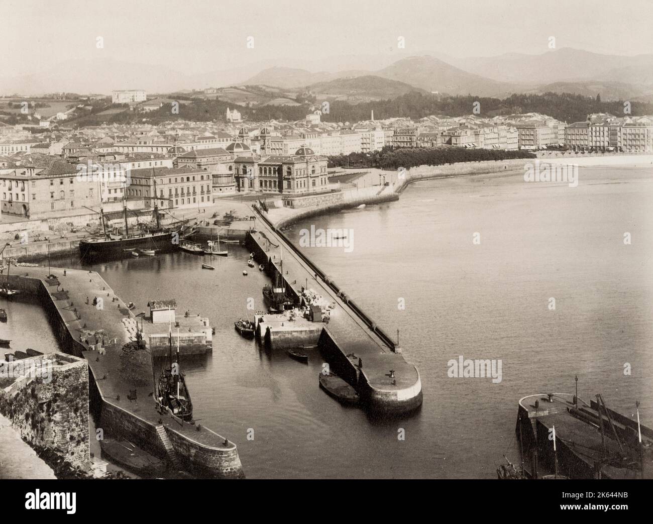 Fotografia d'epoca del XIX secolo: Muro del porto a San Sebastian o Donostia, una città costiera e un comune situato nella Comunità autonoma basca, Spagna. Si trova sulla costa della baia di Biscaglia, a 20 km dal confine francese. Foto Stock