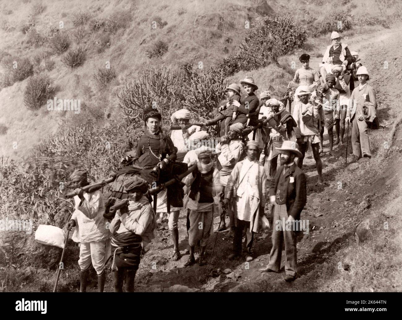 India - donna in una sedia Sedan, sedia trasportante, con i facchini. Foto Stock