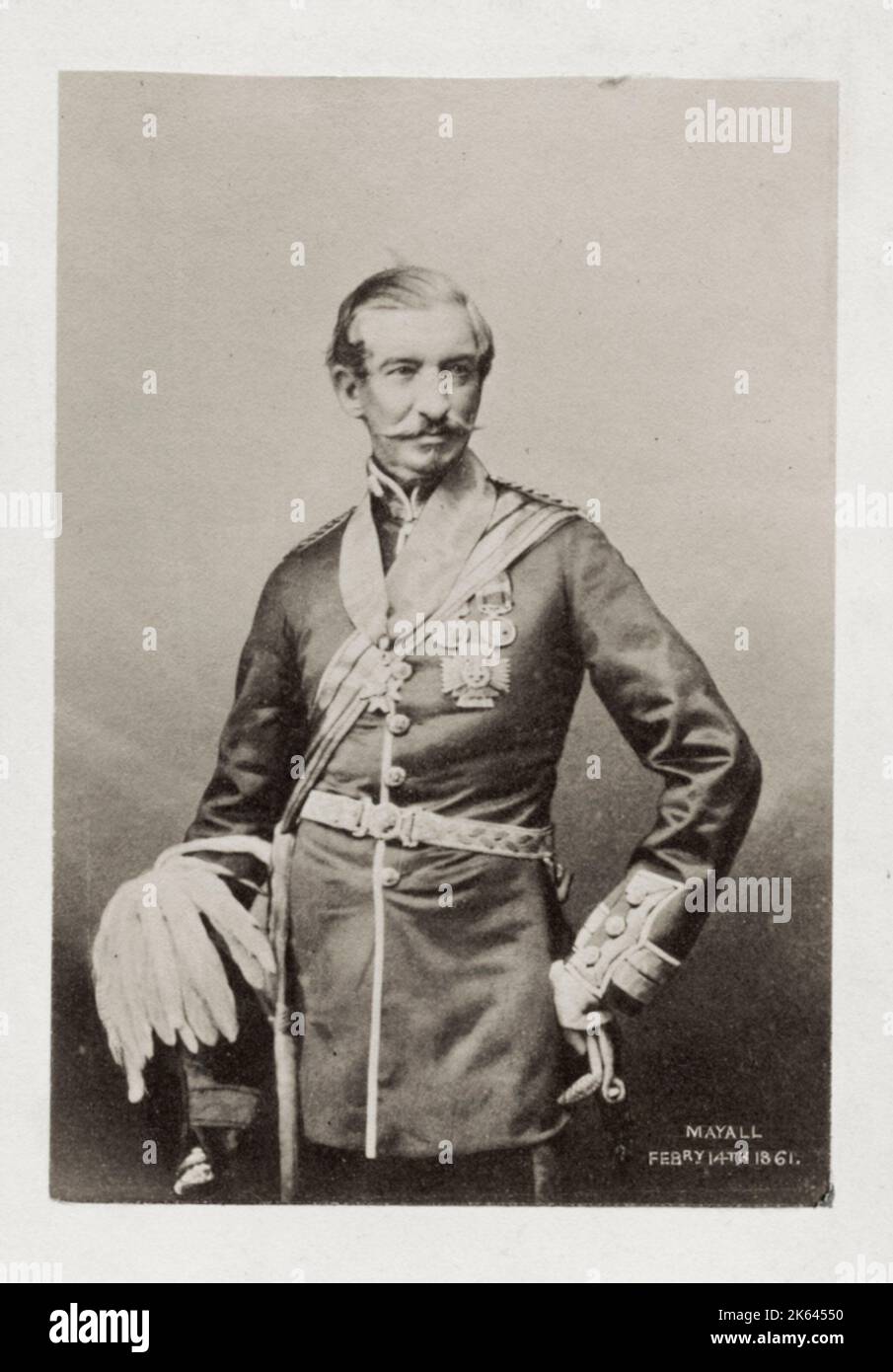Fotografia d'epoca del XIX secolo: Sir Archdale Wilson, i baronetto (1803 - 9 maggio 1874) è stato un illustre soldato dell'esercito indiano britannico, che combatté nell'assedio di Bharatpur nel 1825-2006, e fu lodato per la sua parte nella cattura di Delhi quando quella città organizzò una ribellione contro il governo coloniale britannico, venendo nominato K.C.B. il 17 novembre 1853, e creato baronetto l'8 gennaio 1858. Foto Stock