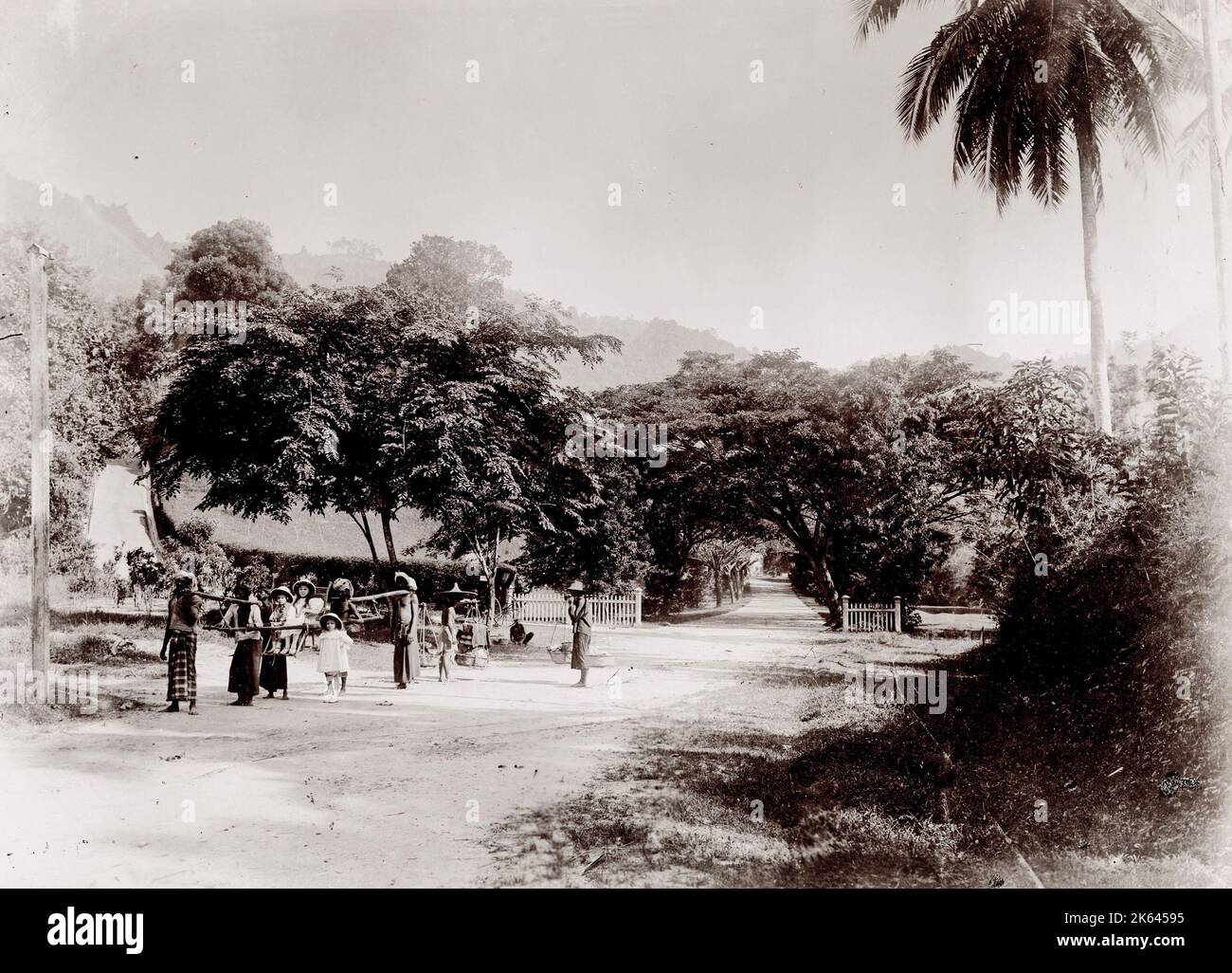 Fotografia d'epoca del XIX secolo: Bambini europei trasportati in una sedia berlina, Singapore. Foto Stock