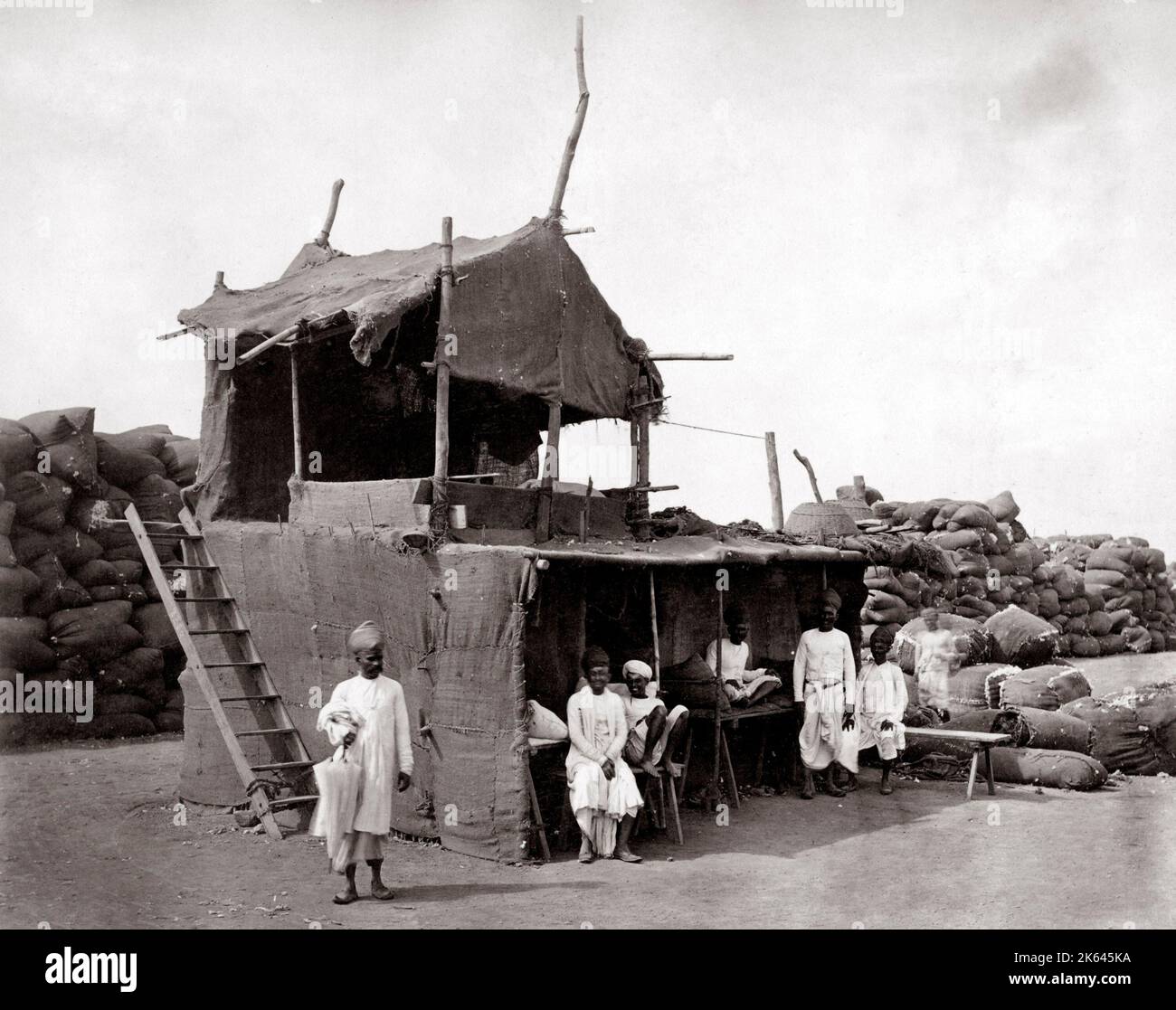 C. 1870 India - capannone di cotone e cotone in balle Foto Stock