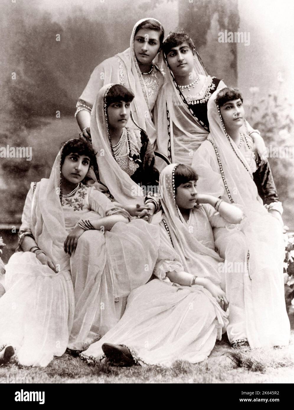 C. 1880 India - immagine da un album di indiano 'tipi' e mestieri" progettato per illustrare l'India ad un visualizzatore britannico - le donne europee Foto Stock
