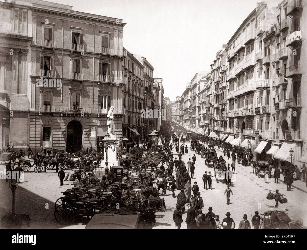 C.1880s Italia Napoli Napoli - Via Roma con il traffico e cavalli Foto Stock