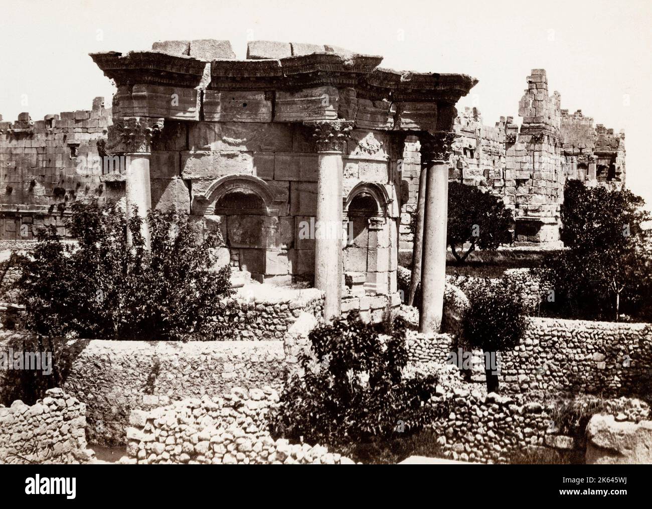 Fotografia di Francesco Frith, dal suo viaggio in Egitto, Palestina e terre Sacre nel 1857 - il tempio circolare, Baaabec Baalbek, Libano. Foto Stock