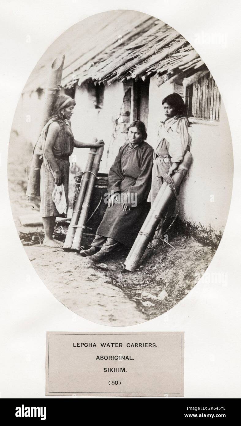 Il popolo indiano: Una serie di illustrazioni fotografiche, con Letterpress descrittiva, delle razze e tribù indù - pubblicato nel 1860 sotto l'ordine del viceré, Lord Canning - Lepcha vettori d'acqua, aborigeni, Sikhim. Foto Stock