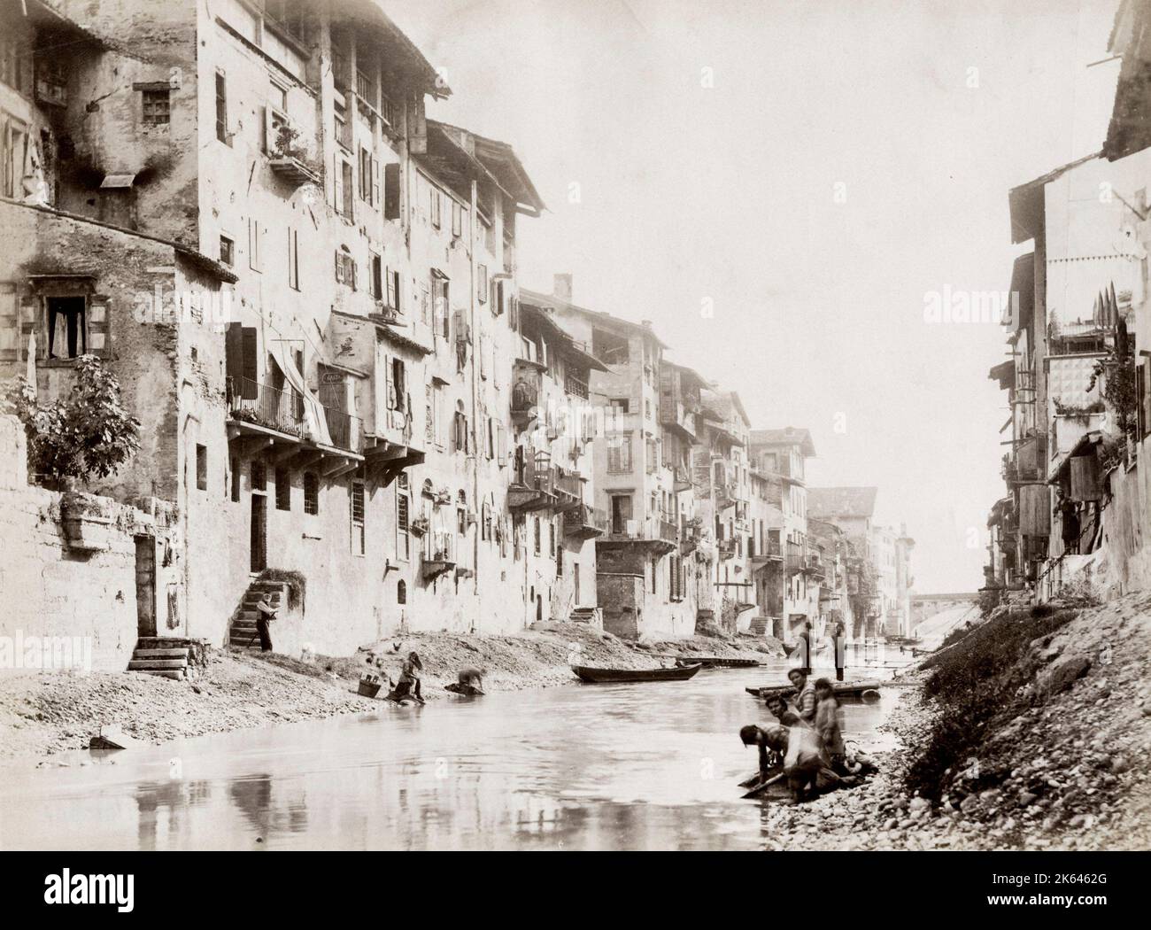 Vintage 19th ° secolo fotografia - Europa meridionale Francia o Italia, lavare vestiti in un fiume di sostegno sulle case. Foto Stock