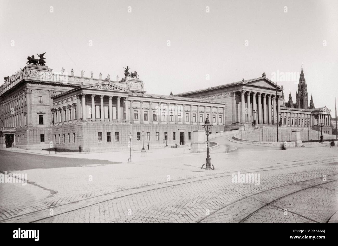 Fotografia d'epoca del XIX secolo: L'edificio del Parlamento austriaco (tedesco: ParlamentsgebÃƒÂ¤ude, colloquialmente das Parlament) a Vienna è il luogo in cui le due camere del Parlamento austriaco conducono le loro sessioni. L'edificio si trova sul viale RingstraÃƒÂŸe nel primo distretto di Innere Stadt, vicino al Palazzo Hofburg e al Palazzo di giustizia. Foto Stock