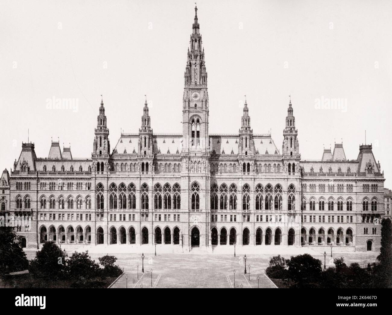 Foto d'epoca del XIX secolo: Rathaus, il municipio di Vienna è la sede del governo locale di Vienna, situato in Rathausplatz, nel quartiere di Innere Stadt. Austria Foto Stock