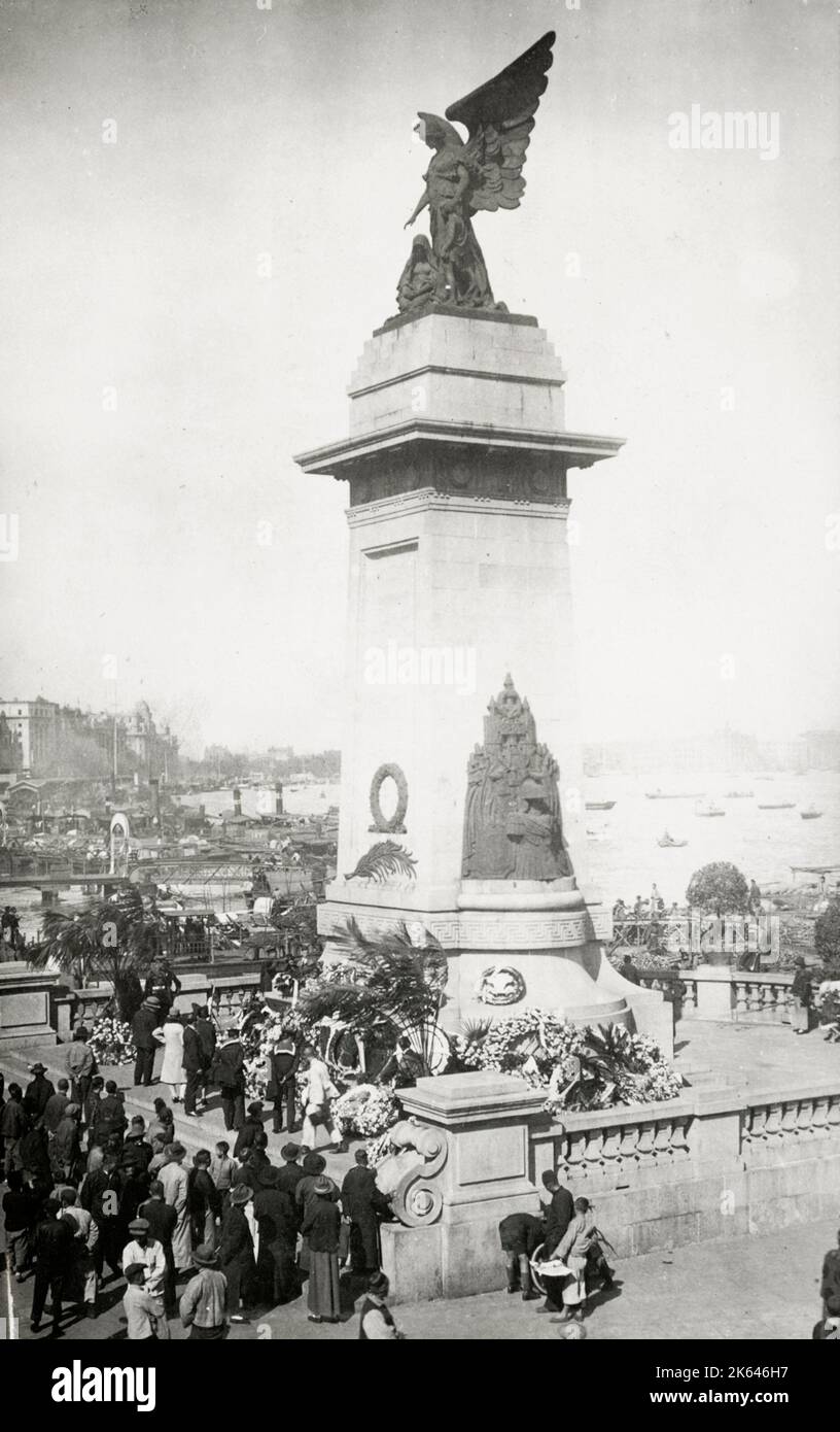 Fotografia di Vintage c. lic: Corone di posa dei marinai, monumento commemorativo, Shanghai, Cina Foto Stock