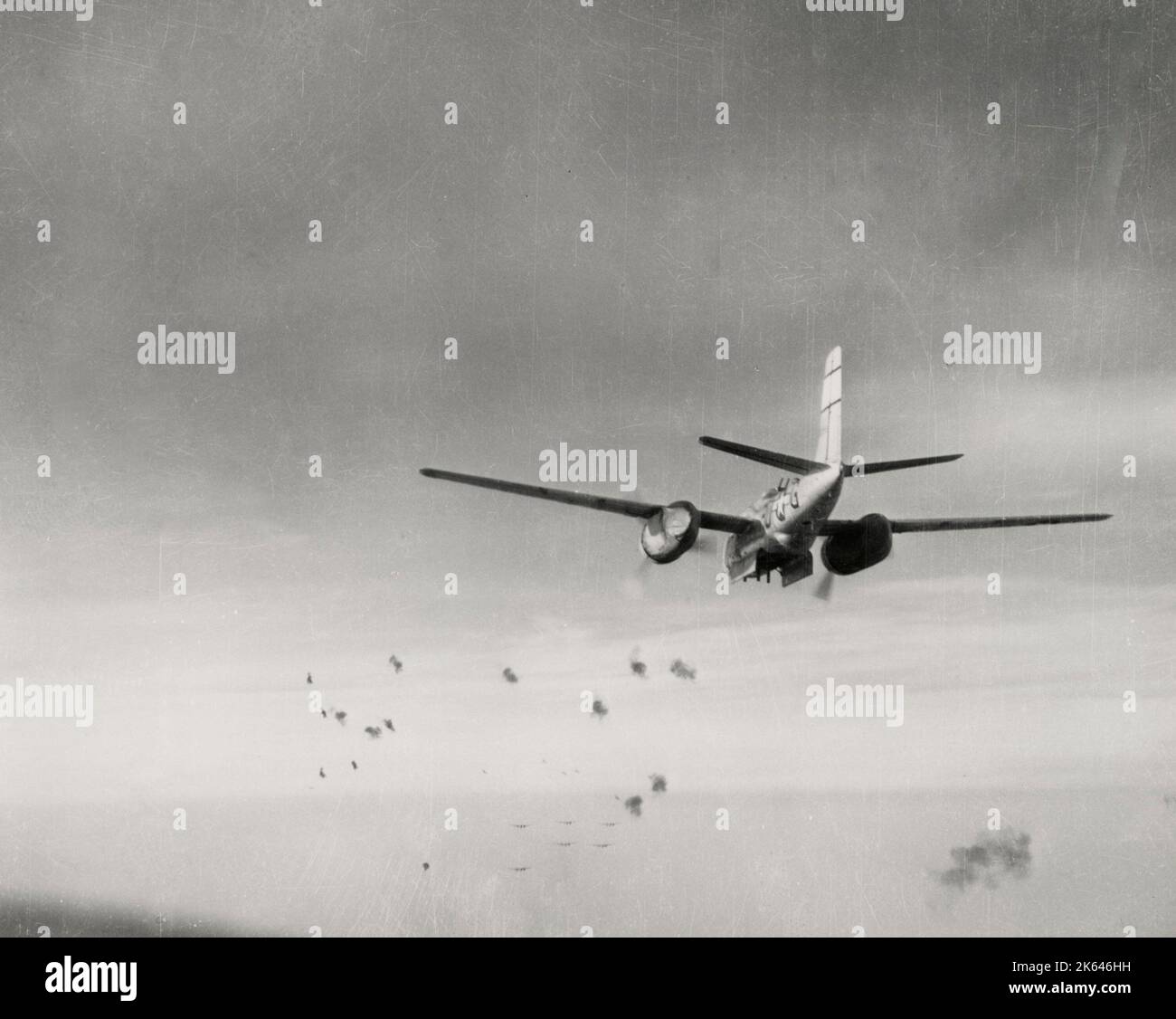Fotografia d'epoca della seconda guerra mondiale - foto ufficiale militare degli Stati Uniti: Douglas A-25 il bombardiere Invader cade il suo carico, da qualche parte sulla Germania, aprile 1945. Foto Stock
