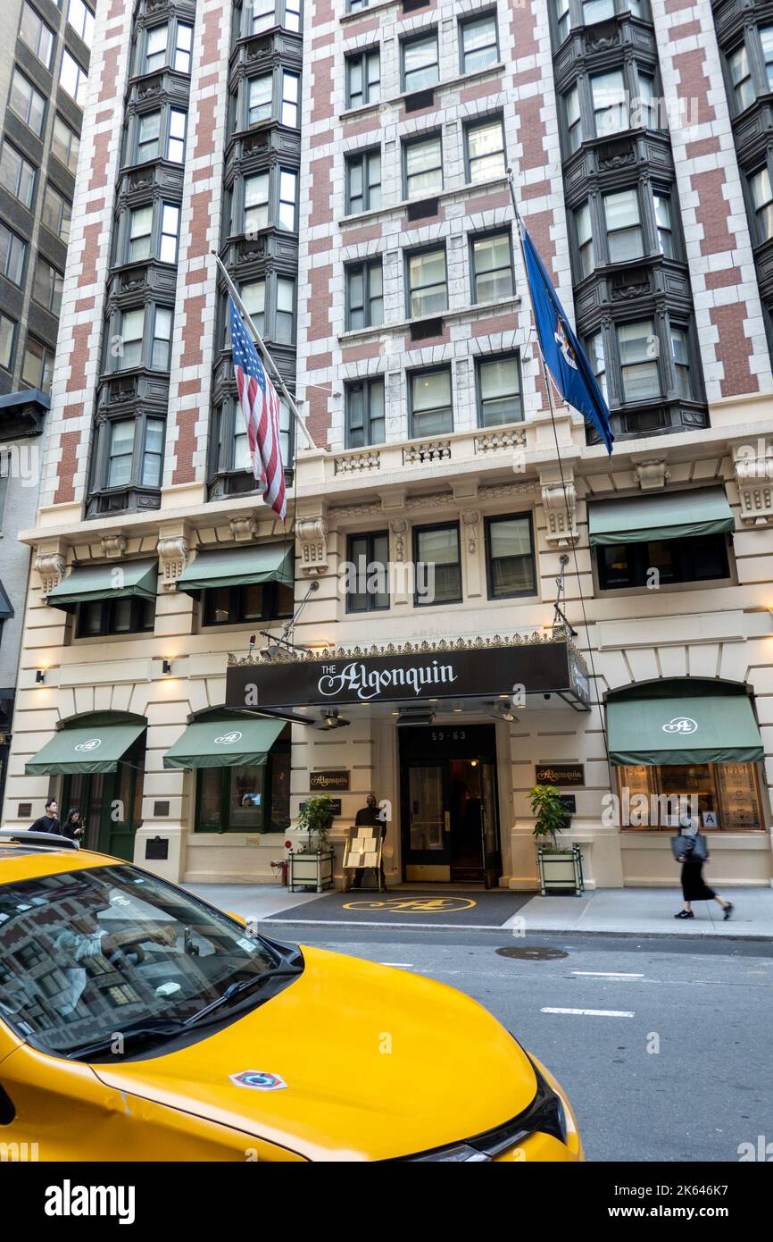L'Algonquin Hotel è un lussuoso punto di riferimento storico nel quartiere di Times Square, New York City, USA 2022 Foto Stock