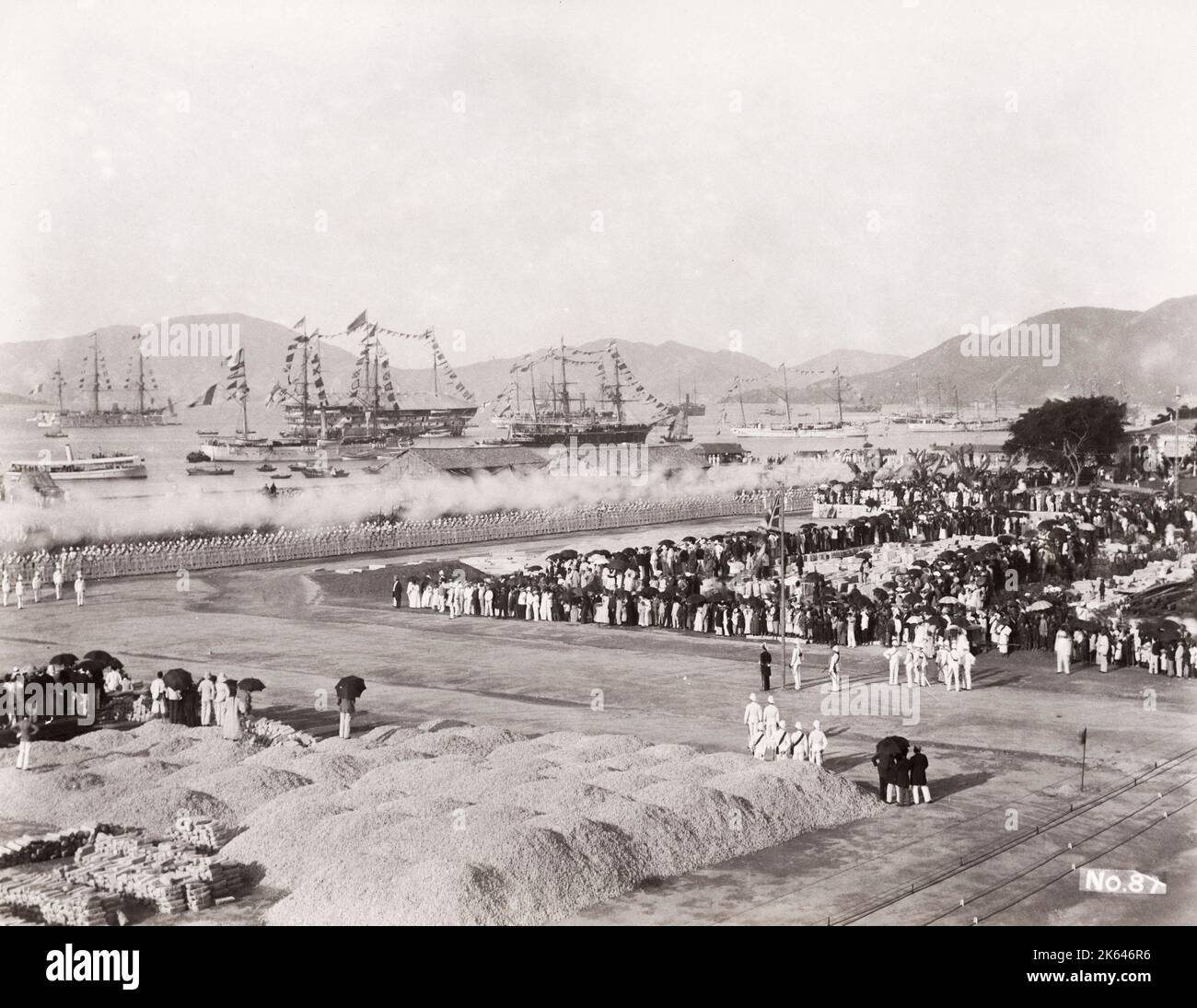Fotografia d'epoca del XIX secolo: Cerimonia militare a Hong Kong, circa 1890's./1900, presumibilmente per accogliere un funzionario o ospite imperiale, come un nuovo governatore. Foto Stock
