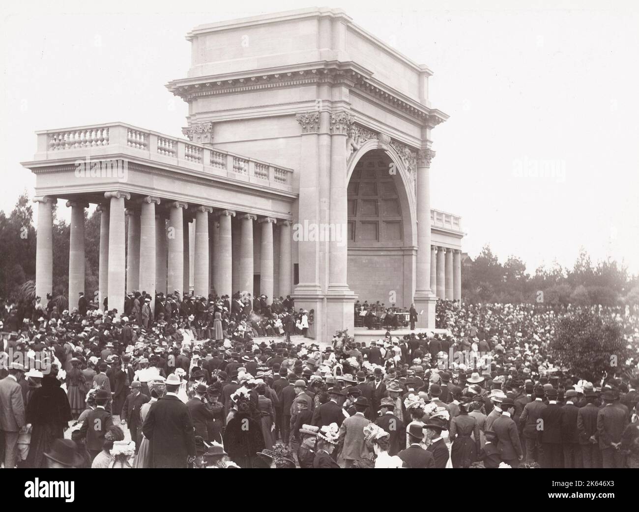 c.1900 fotografia d'annata: Atrio e arco di musica, Golden Gate Park, San Francisco, prima del terremoto del 1906, concerto in corso. Foto Stock