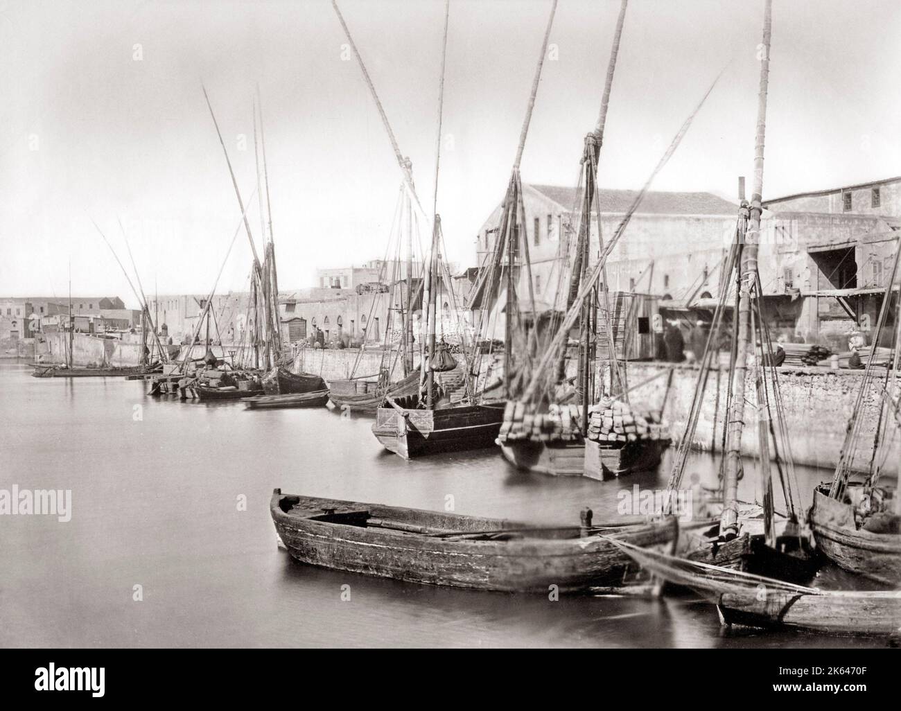 Barche in pontili, Alessandria, Egitto, c.1880's Foto Stock