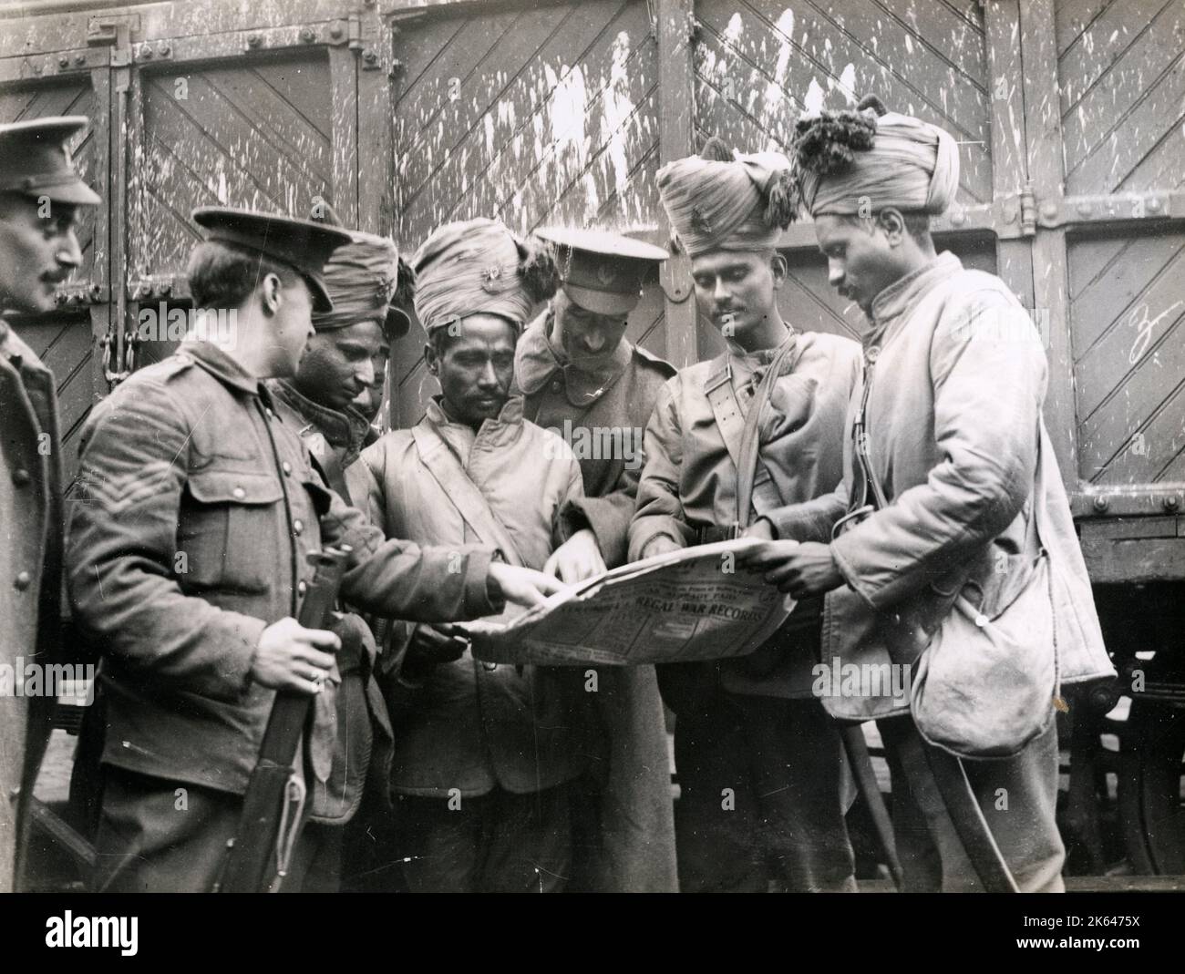 Fotografia della prima guerra mondiale d'epoca - prima guerra mondiale: Soldati coloniali indiani esaminano una mappa. Foto Stock
