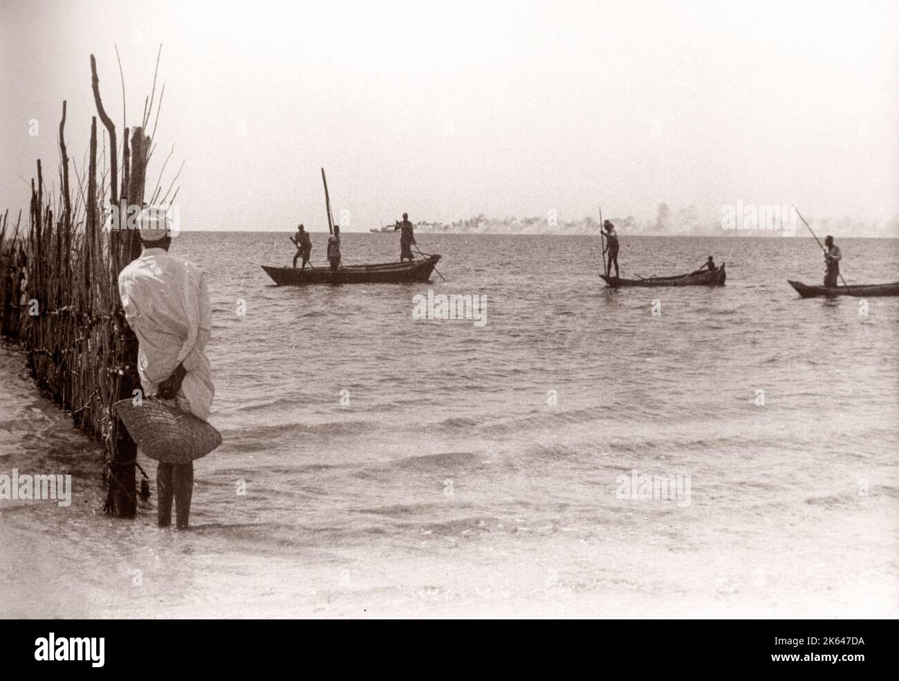 1940s Africa orientale - pescatori e barche al largo di Mombasa Kenya fotografia di un ufficiale di reclutamento dell'esercito britannico di stanza in Africa orientale e in Medio Oriente durante la seconda guerra mondiale Foto Stock