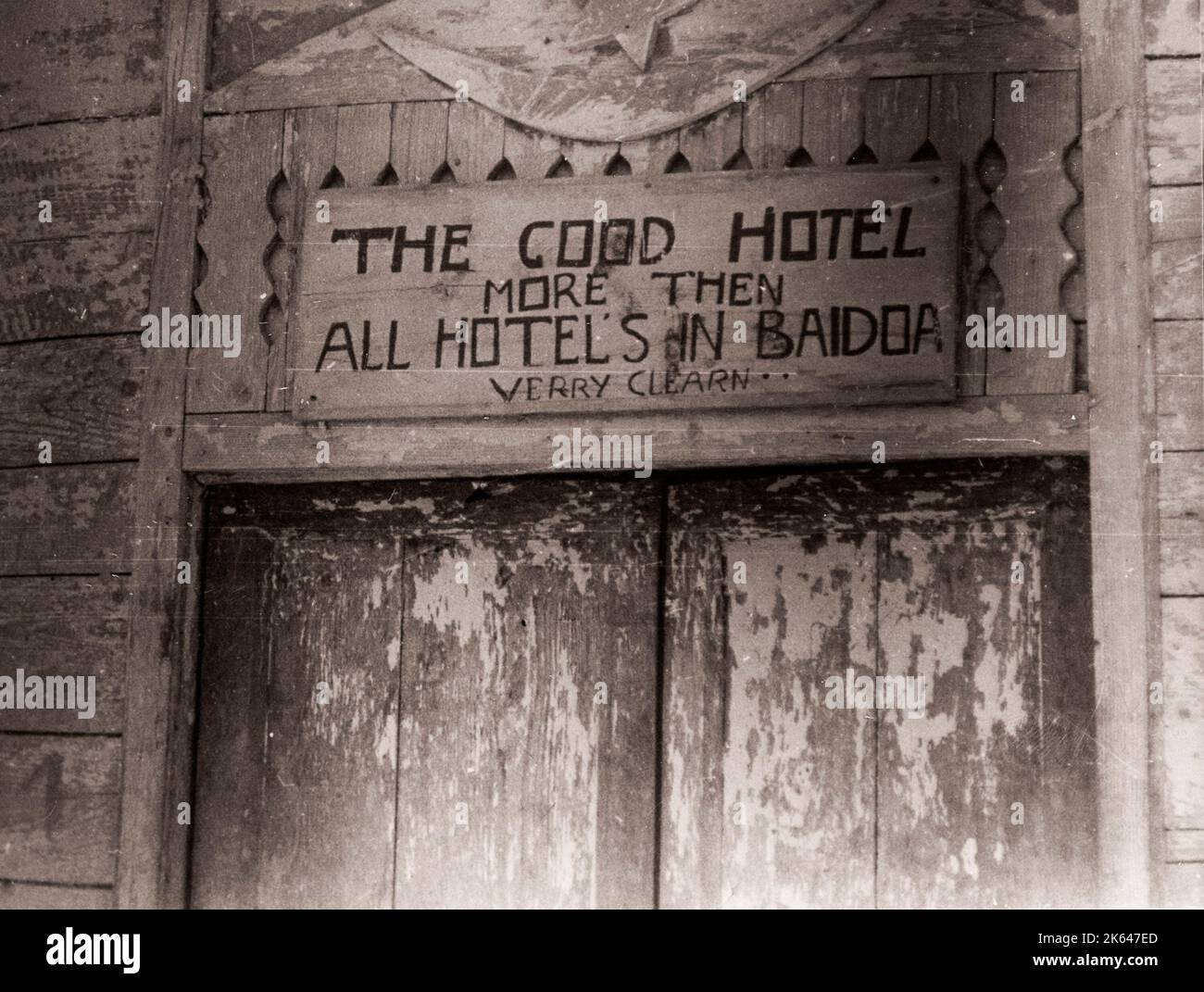 1940s Africa orientale - l'unico hotel di Bardera, Somaliland italiano, Somalia fotografia di un ufficiale di reclutamento dell'esercito britannico di stanza in Africa orientale e in Medio Oriente durante la seconda guerra mondiale Foto Stock