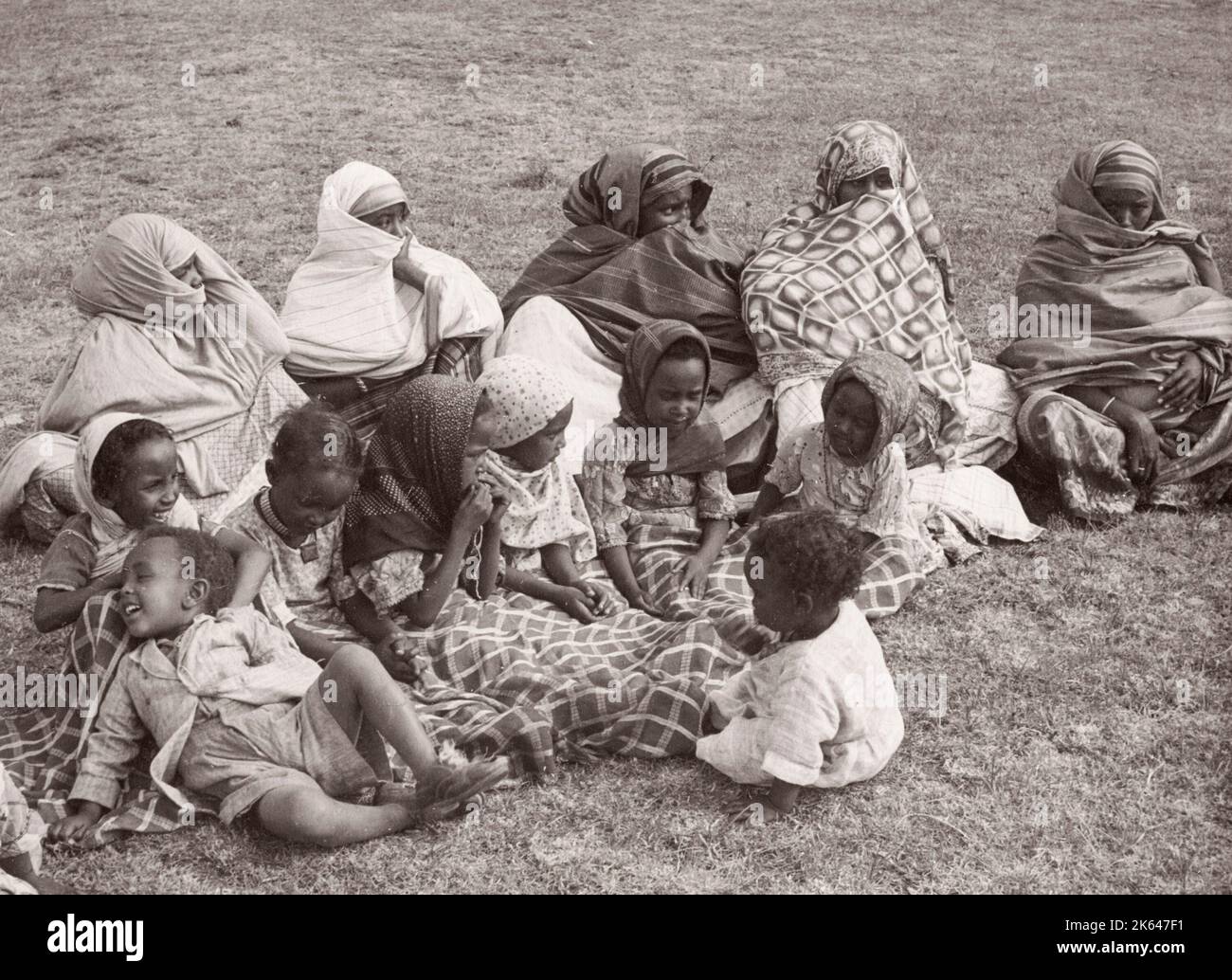 1940s Africa orientale - donne e bambini somali, commercianti itineranti, Kenya fotografia di un ufficiale di reclutamento dell'esercito britannico di stanza in Africa orientale e in Medio Oriente durante la seconda guerra mondiale Foto Stock