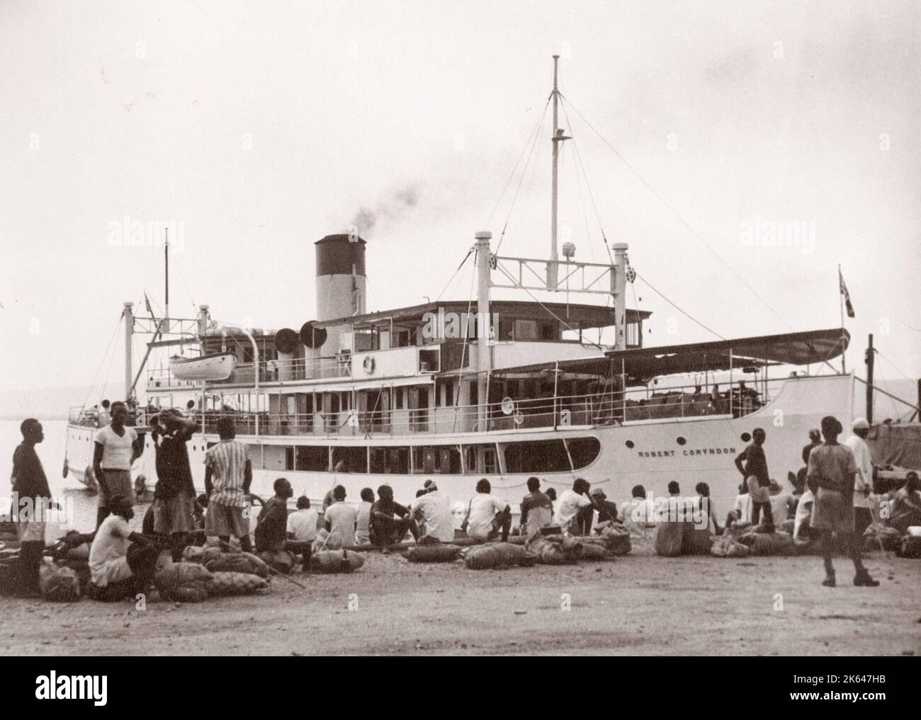 1940s Africa orientale - traghetto passeggeri Robert Coryndon che navigava attraverso il lago Albert tra l'Uganda e il Congo Belga (ora Repubblica Democratica del Congo) fotografato da un ufficiale di reclutamento dell'esercito britannico di stanza in Africa orientale e in Medio Oriente durante la seconda guerra mondiale Foto Stock