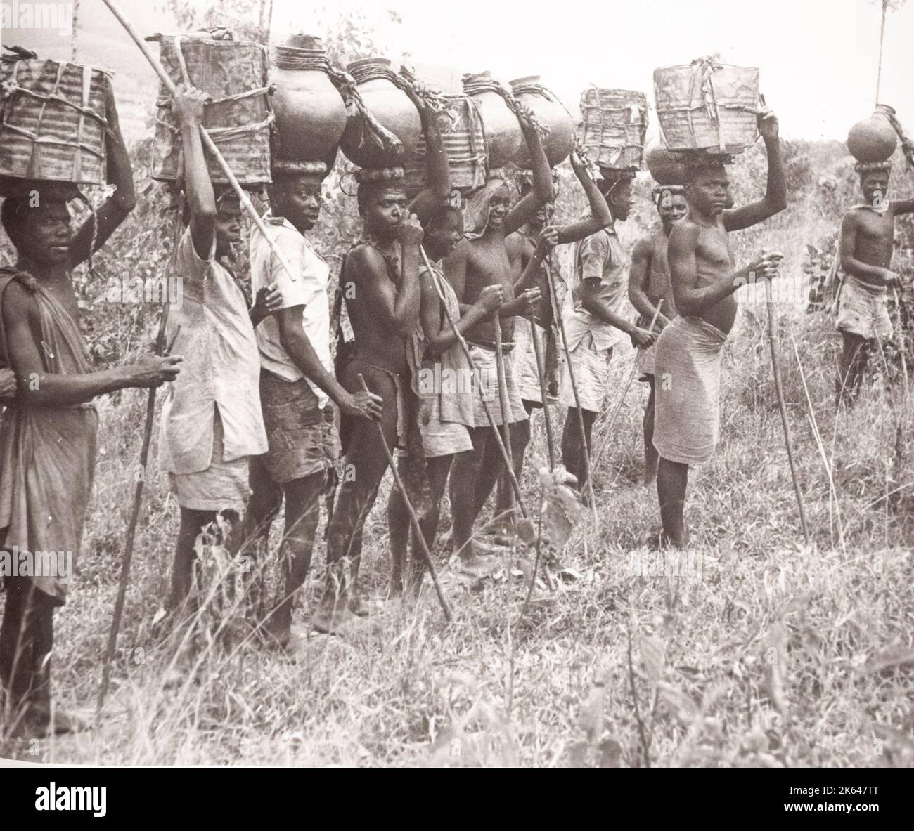 1940s Africa orientale - Uganda - trasporto di acqua Ankole Fotografia di un ufficiale di reclutamento dell'esercito britannico di stanza in Africa orientale e in Medio Oriente durante la seconda guerra mondiale Foto Stock