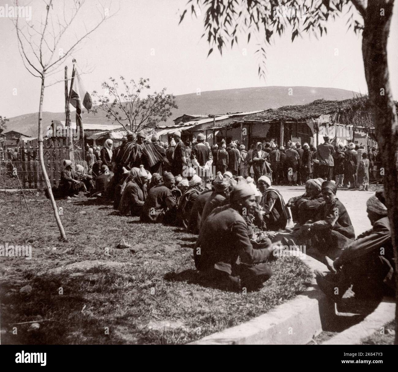 1943 Siria - curdi a Maidan Akbis o Meiden Ekbis, vicino ad Aleppo Fotografia di un ufficiale di reclutamento dell'esercito britannico di stanza in Africa orientale e in Medio Oriente durante la seconda guerra mondiale Foto Stock