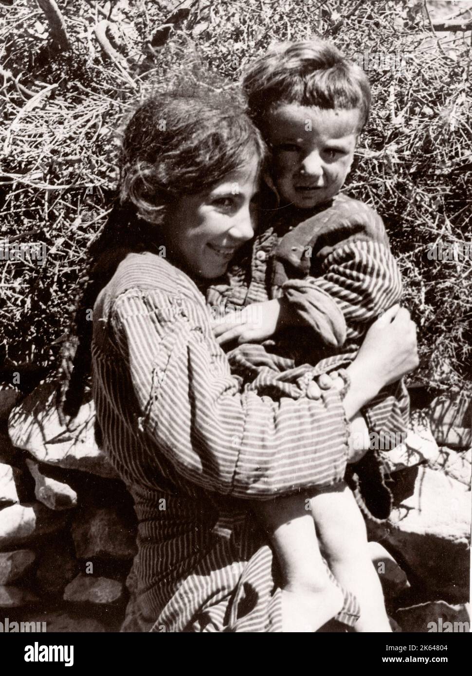 1943 Siria - l'ufficio militare britannico tratta i curdi lungo il confine con la Siria Turchia - molti soffrono di Trachoma fotografia di un ufficiale di reclutamento dell'esercito britannico di stanza in Africa orientale e in Medio Oriente durante la seconda guerra mondiale Foto Stock