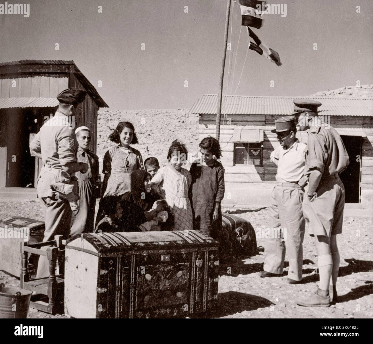 1943 Medio Oriente Siria - rifugiati dall'Europa sul treno Taurus Express che viaggiava dalla Turchia fotografia di un ufficiale di reclutamento dell'esercito britannico di stanza in Africa orientale e in Medio Oriente durante la seconda guerra mondiale Foto Stock