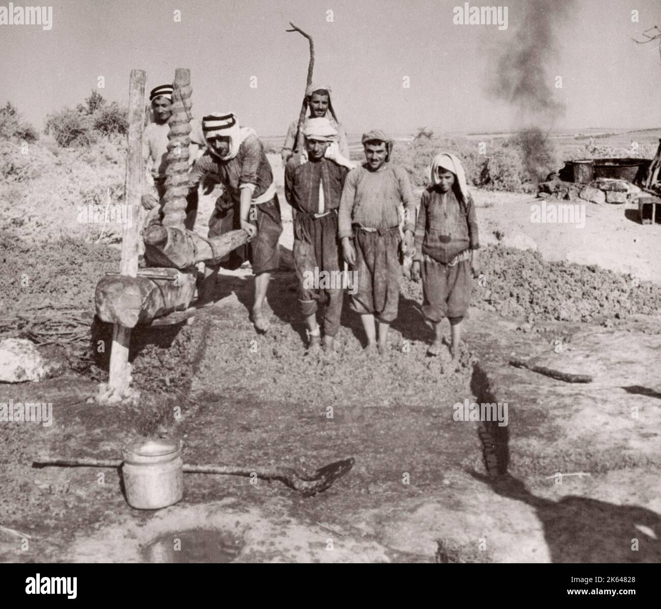 1943 Siria - uva bollente per fare liqour Arak fotografia da un ufficiale di reclutamento dell'esercito britannico di stanza in Africa orientale e in Medio Oriente durante la seconda guerra mondiale Foto Stock