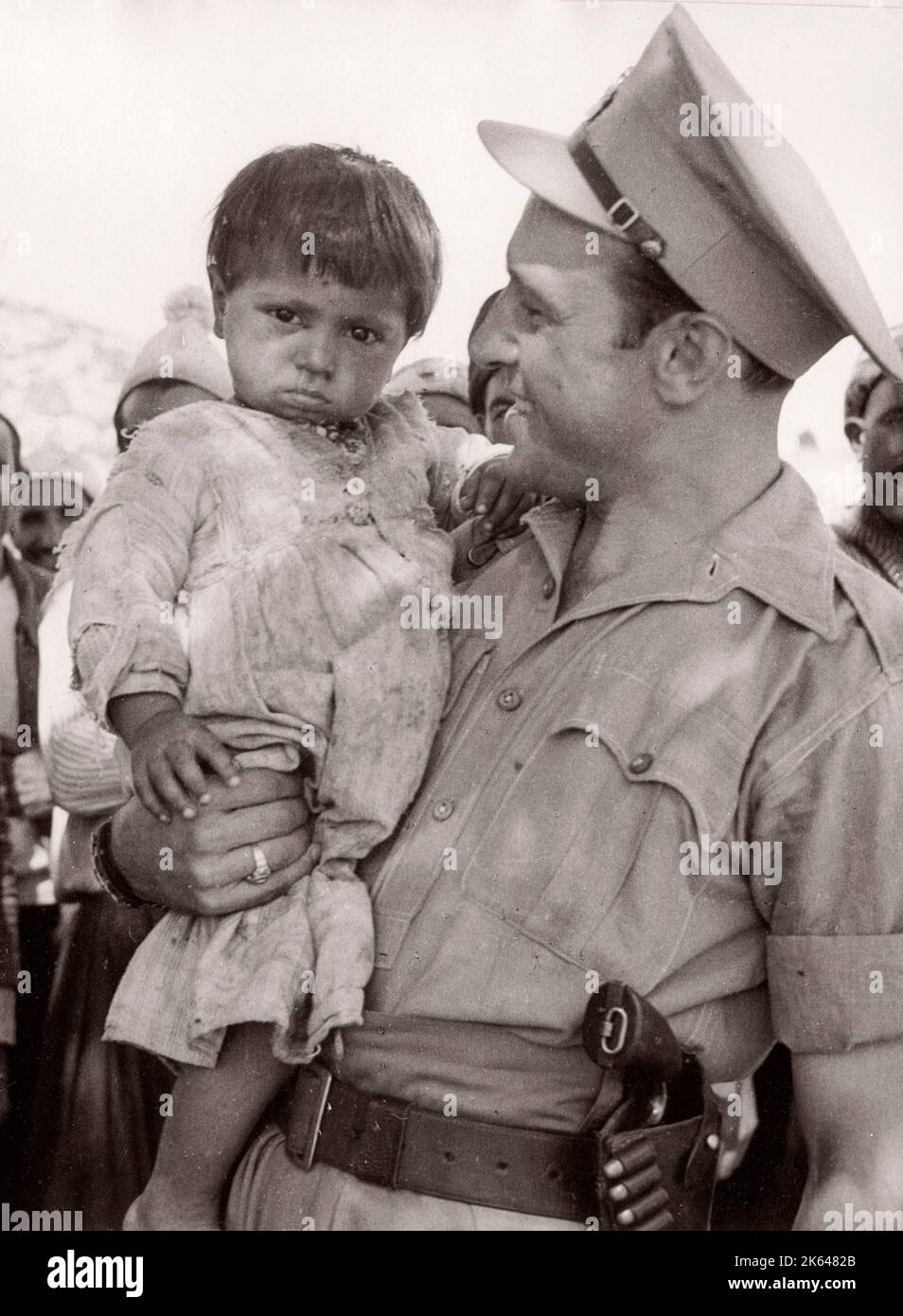 1943 Siria - l'ufficio militare britannico tratta i curdi lungo il confine con la Siria Turchia - molti soffrono di Trachoma fotografia di un ufficiale di reclutamento dell'esercito britannico di stanza in Africa orientale e in Medio Oriente durante la seconda guerra mondiale Foto Stock